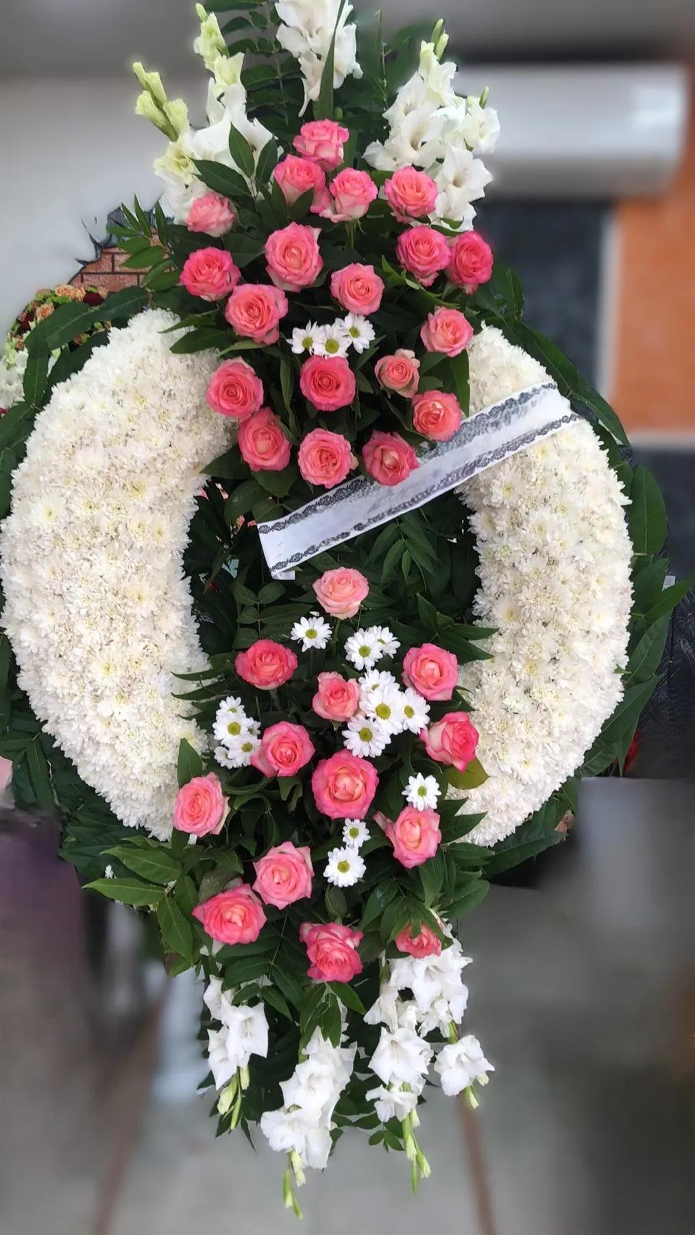 Wreath: A memorial arrangement of delicate pink and white flowers | ծաղիկներ, ծաղկեպսակներ, բույսեր Երևան