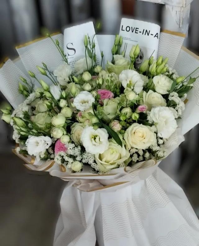 Bouquet with bunch roses, lisianthus | ծաղիկներ, ծաղկեպսակներ, բույսեր - առաքում Երևան