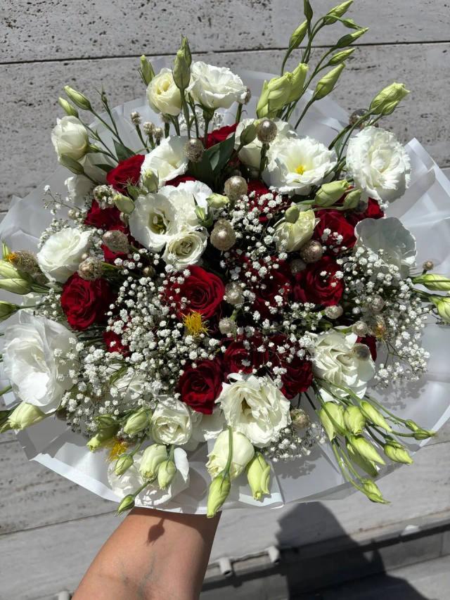Bouquet with roses and lisianthus | ծաղիկներ, ծաղկեպսակներ, բույսեր - առաքում Երևան