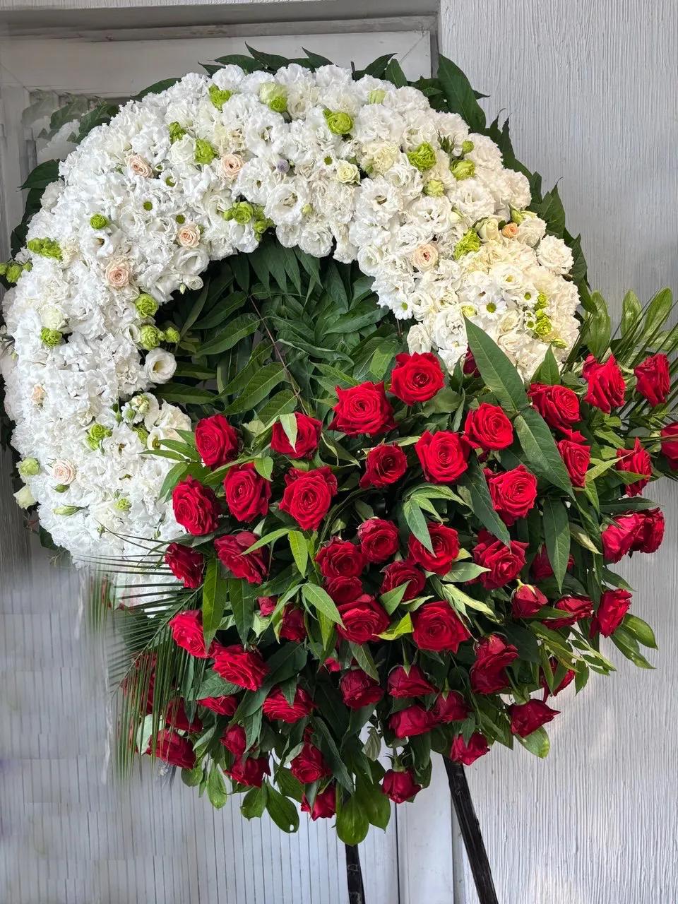 Венок со свежими красными розами и белыми цветами | ծաղիկներ, ծաղկեպսակներ, բույսեր Երևան