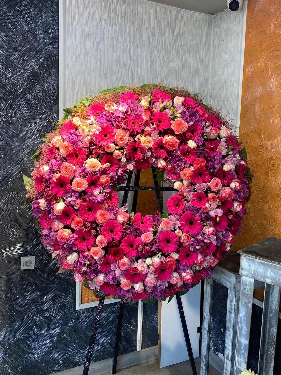 Wreath with roses, gerberas and alstroemerias | ծաղիկներ, ծաղկեպսակներ, բույսեր Երևան