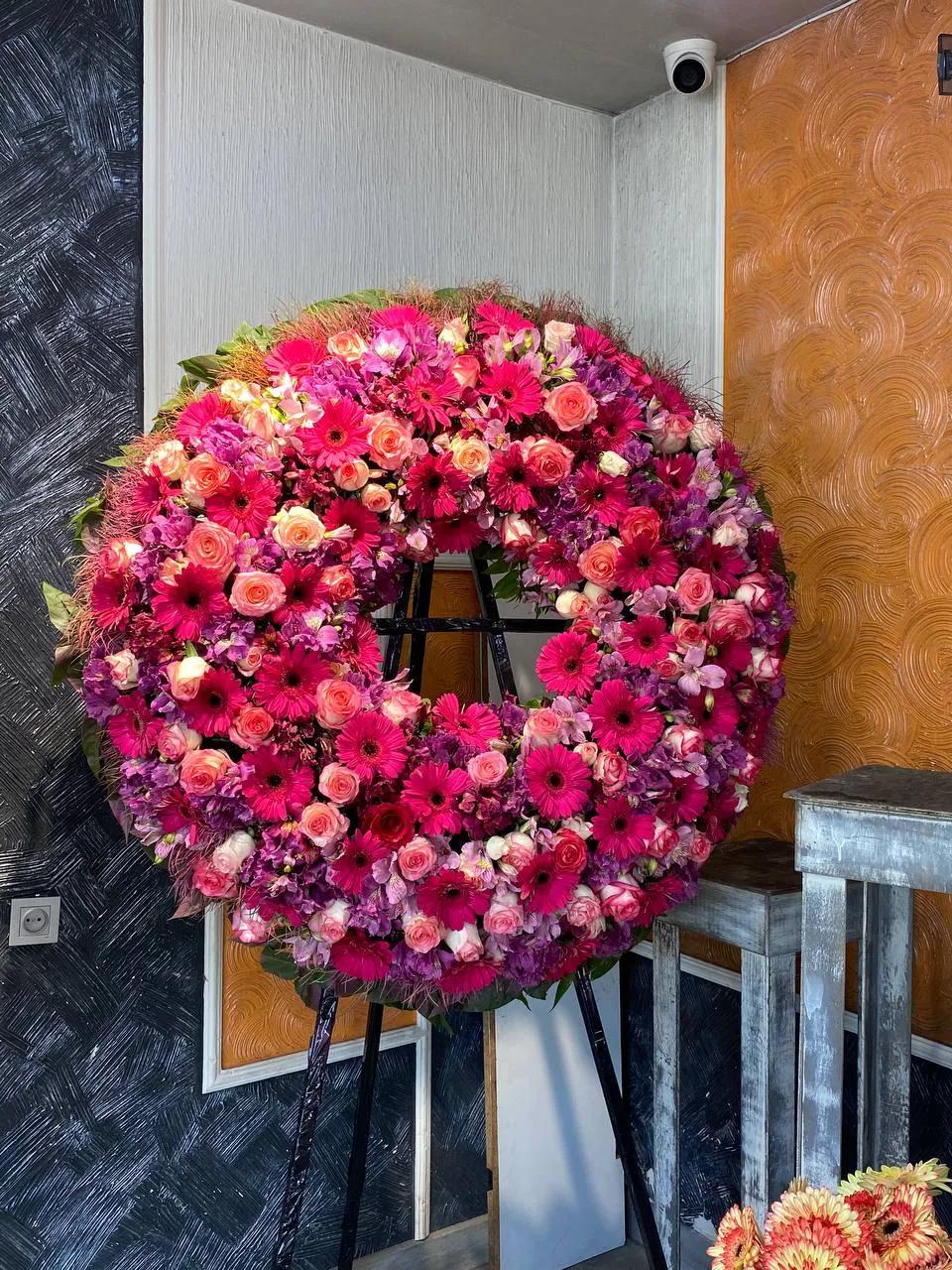 Wreath with roses, gerberas and alstroemerias | ծաղիկներ, ծաղկեպսակներ, բույսեր Երևան