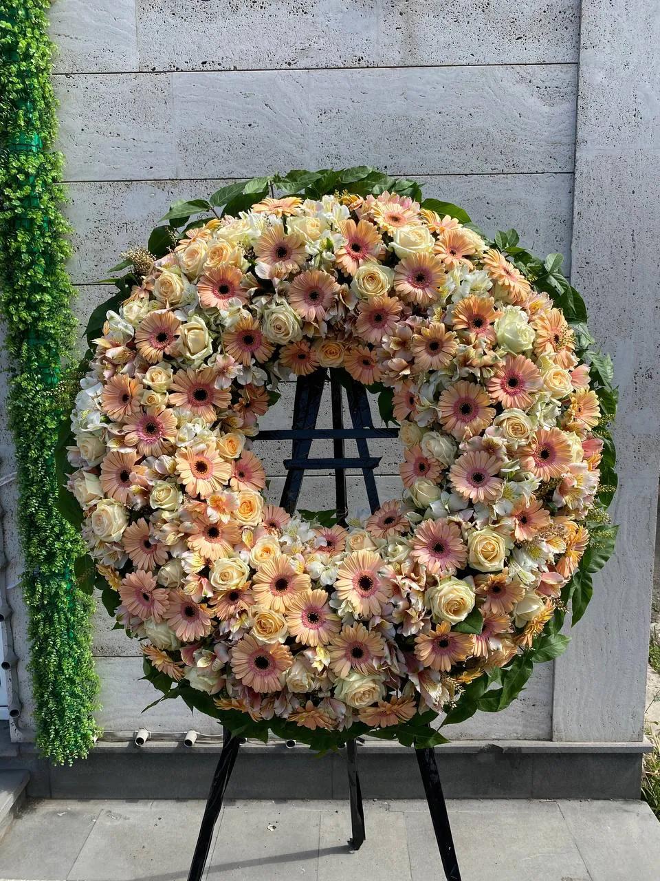 Wreath with roses, gerberas and alstroemeria | ծաղիկներ, ծաղկեպսակներ, բույսեր Երևան