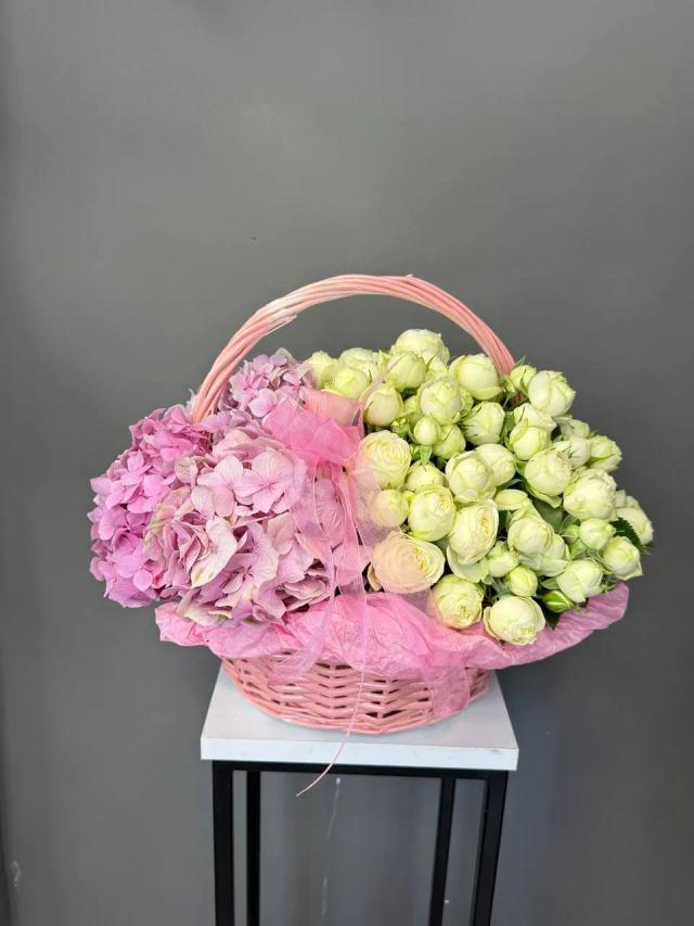 In an elegant flower basket | ծաղիկներ, ծաղկեպսակներ, բույսեր - առաքում Երևան