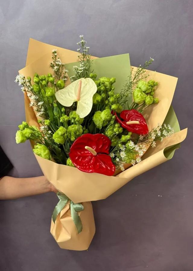 Lisianthus and anthurium in one bunch | ծաղիկներ, ծաղկեպսակներ, բույսեր - առաքում Երևան