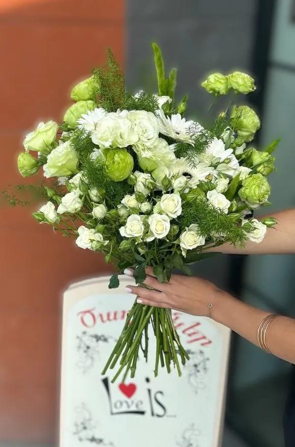 A bouquet of lisianthus and roses | ծաղիկներ, ծաղկեպսակներ, բույսեր - առաքում Երևան