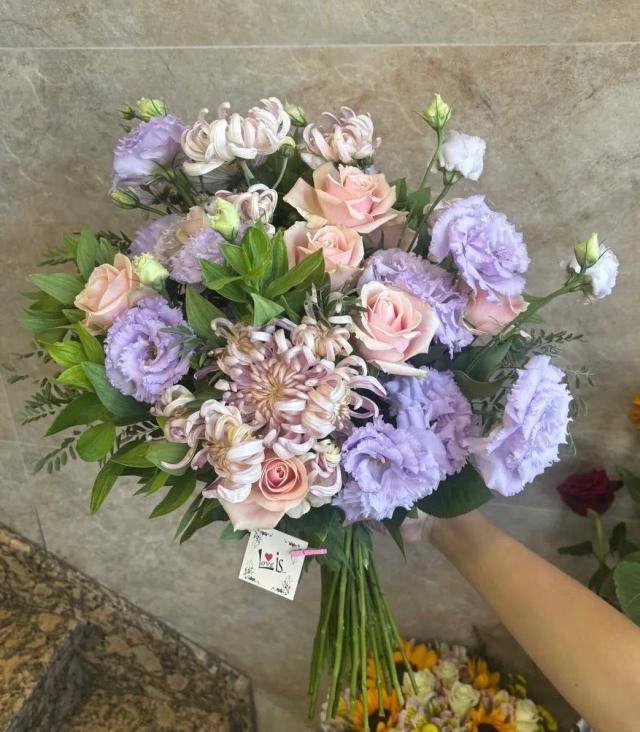 Chrysanthemums, roses and lizanthus in one bouquet | ծաղիկներ, ծաղկեպսակներ, բույսեր - առաքում Երևան