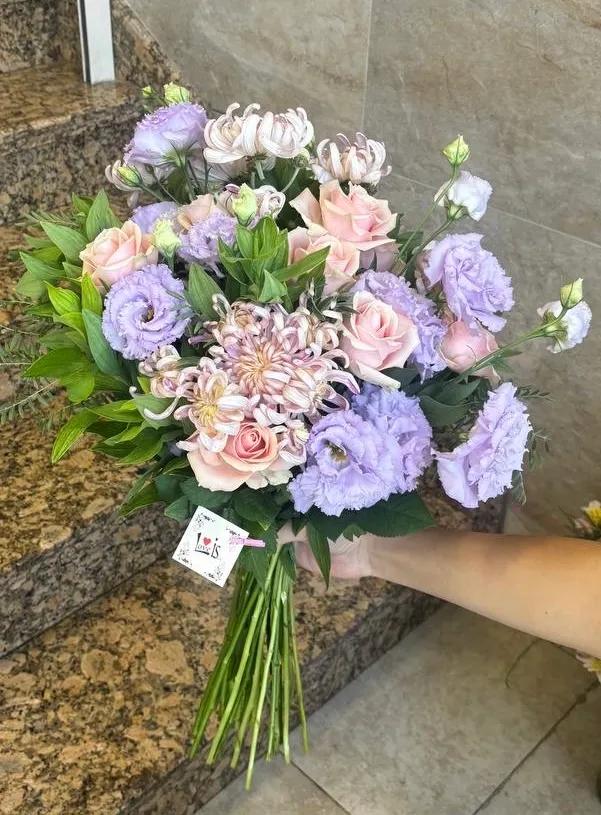 Chrysanthemums, roses and lizanthus in one bouquet | ծաղիկներ, ծաղկեպսակներ, բույսեր Երևան
