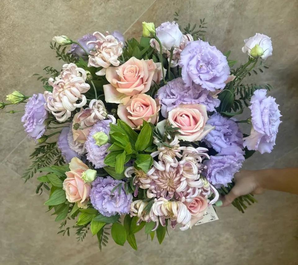 Chrysanthemums, roses and lizanthus in one bouquet | ծաղիկներ, ծաղկեպսակներ, բույսեր Երևան