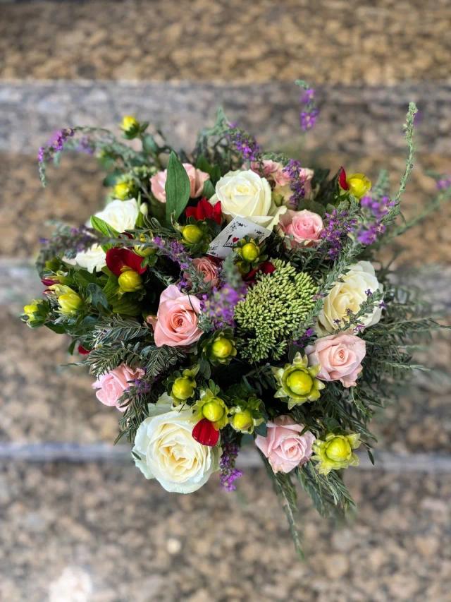 Creative bouquet of roses and chrysanthemums | ծաղիկներ, ծաղկեպսակներ, բույսեր - առաքում Երևան