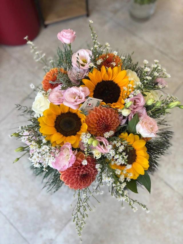 A bouquet of chrysanthemums, sunflowers, and lisianthus | ծաղիկներ, ծաղկեպսակներ, բույսեր - առաքում Երևան