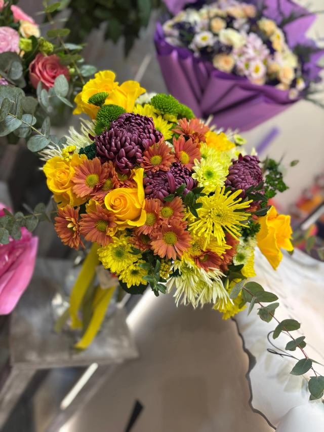 A bright bunch | ծաղիկներ, ծաղկեպսակներ, բույսեր - առաքում Երևան