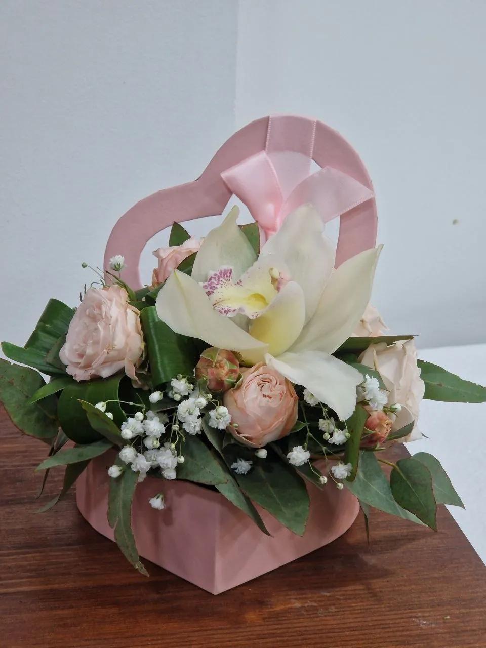 Roses and orchids in a heart-shaped box | ծաղիկներ, ծաղկեպսակներ, բույսեր Երևան