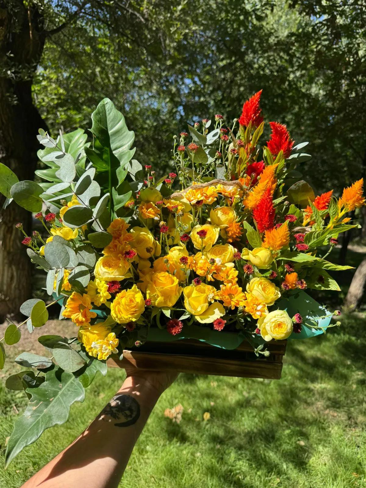 Composition with roses and chrysanthemums | ծաղիկներ, ծաղկեպսակներ, բույսեր Երևան