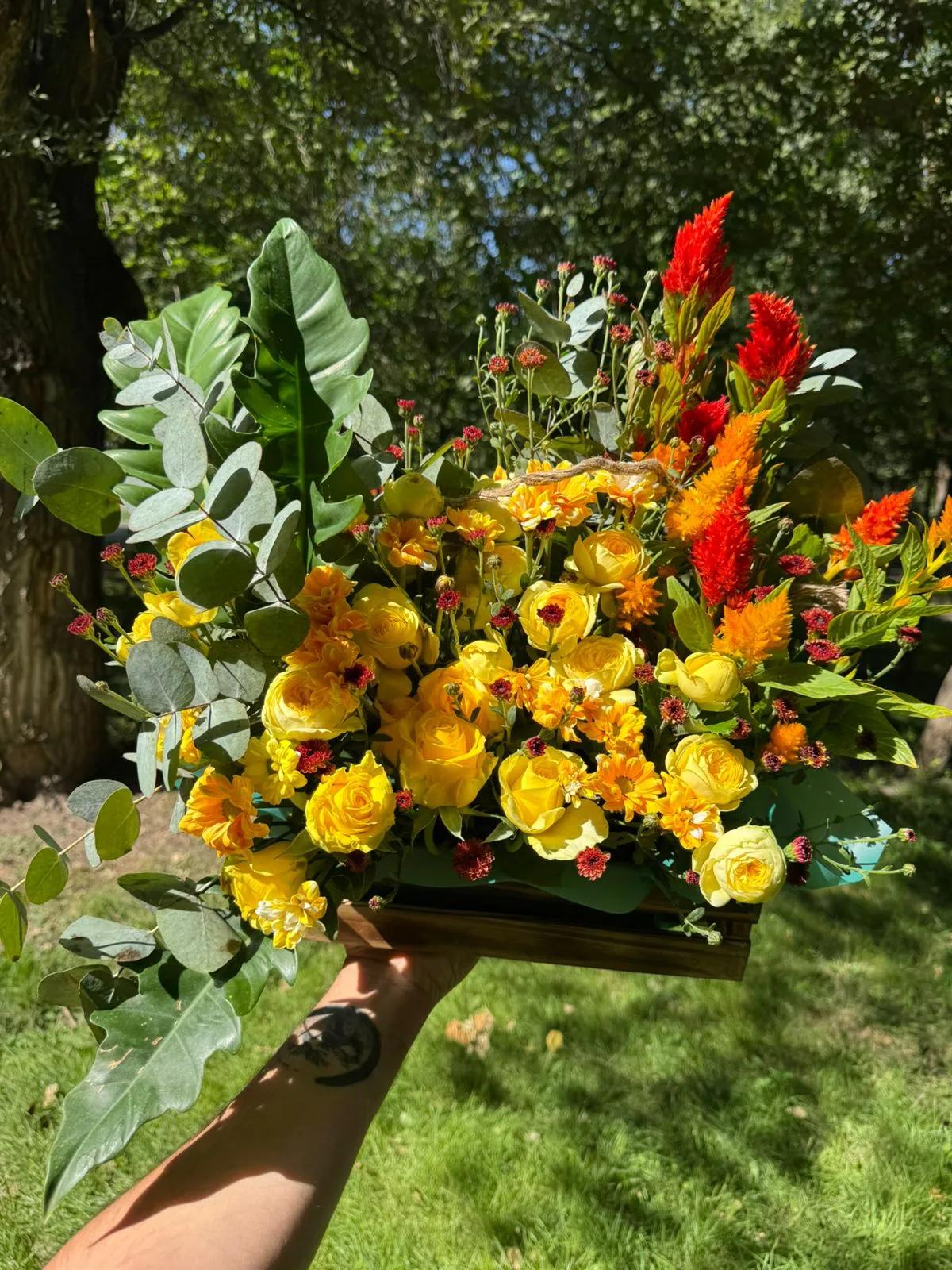 Composition with roses and chrysanthemums | ծաղիկներ, ծաղկեպսակներ, բույսեր Երևան