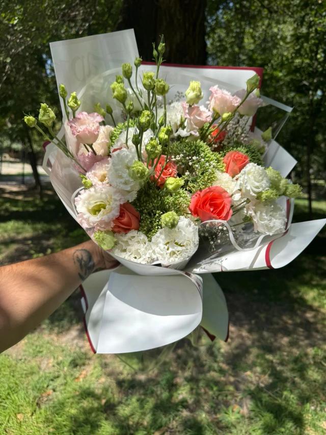 Lisianthus and roses | ծաղիկներ, ծաղկեպսակներ, բույսեր - առաքում Երևան