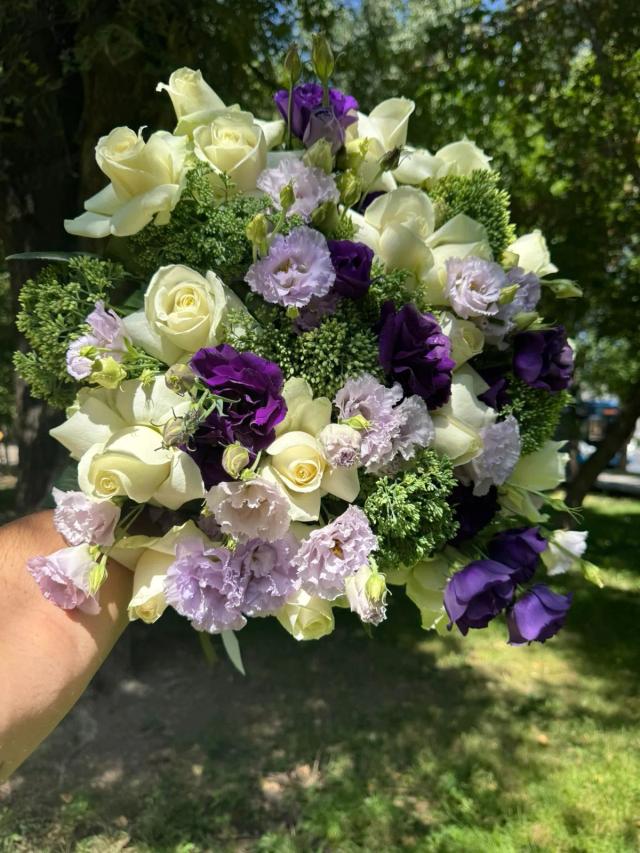 Lisianthus and roses | ծաղիկներ, ծաղկեպսակներ, բույսեր - առաքում Երևան