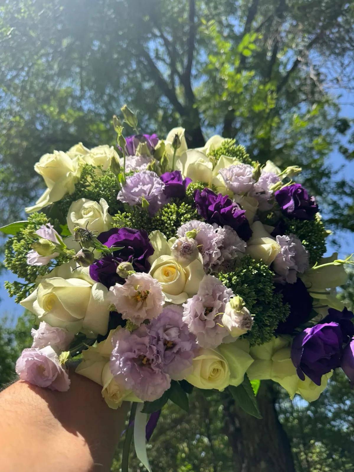 Lisianthus and roses | ծաղիկներ, ծաղկեպսակներ, բույսեր Երևան