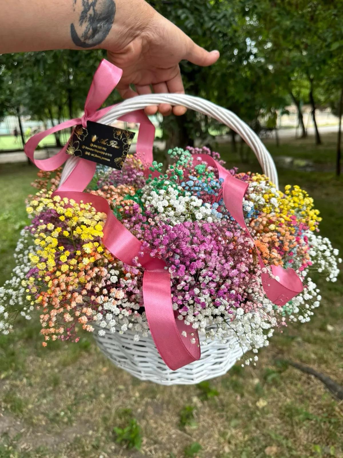 Colorful gypsophila in a basket | ծաղիկներ, ծաղկեպսակներ, բույսեր Երևան