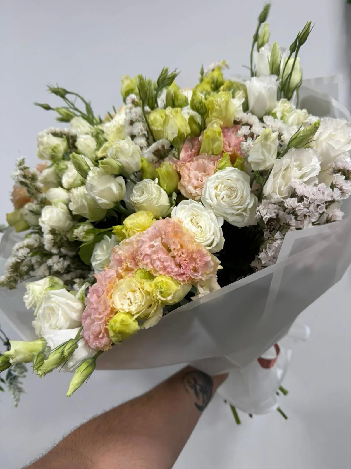 A bouquet of lisianthus and roses | ծաղիկներ, ծաղկեպսակներ, բույսեր Երևան