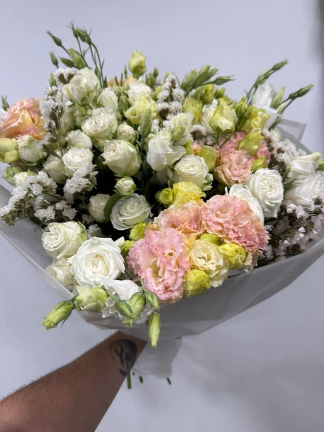 A bouquet of lisianthus and roses | ծաղիկներ, ծաղկեպսակներ, բույսեր - առաքում Երևան
