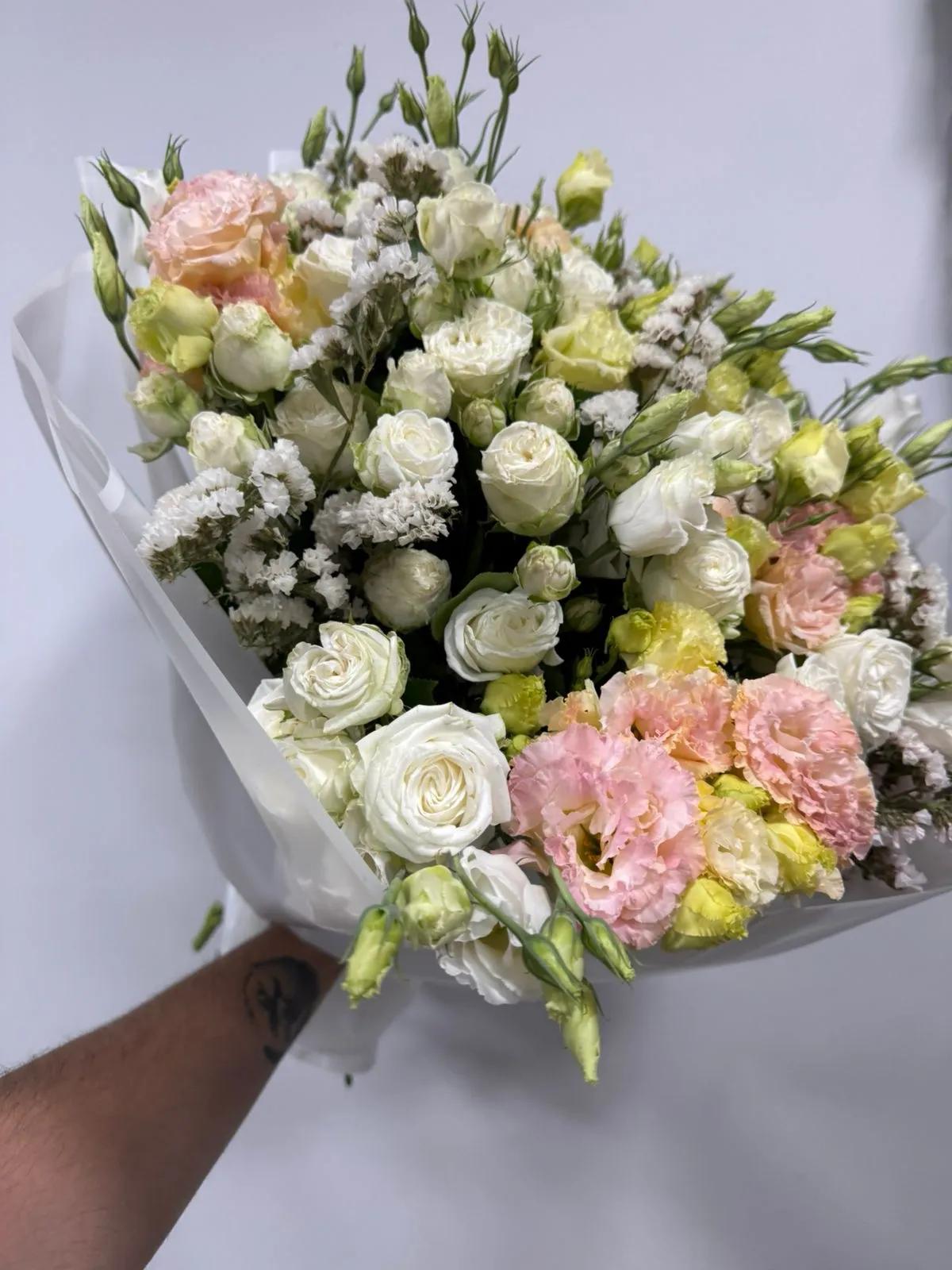 A bouquet of lisianthus and roses | ծաղիկներ, ծաղկեպսակներ, բույսեր Երևան