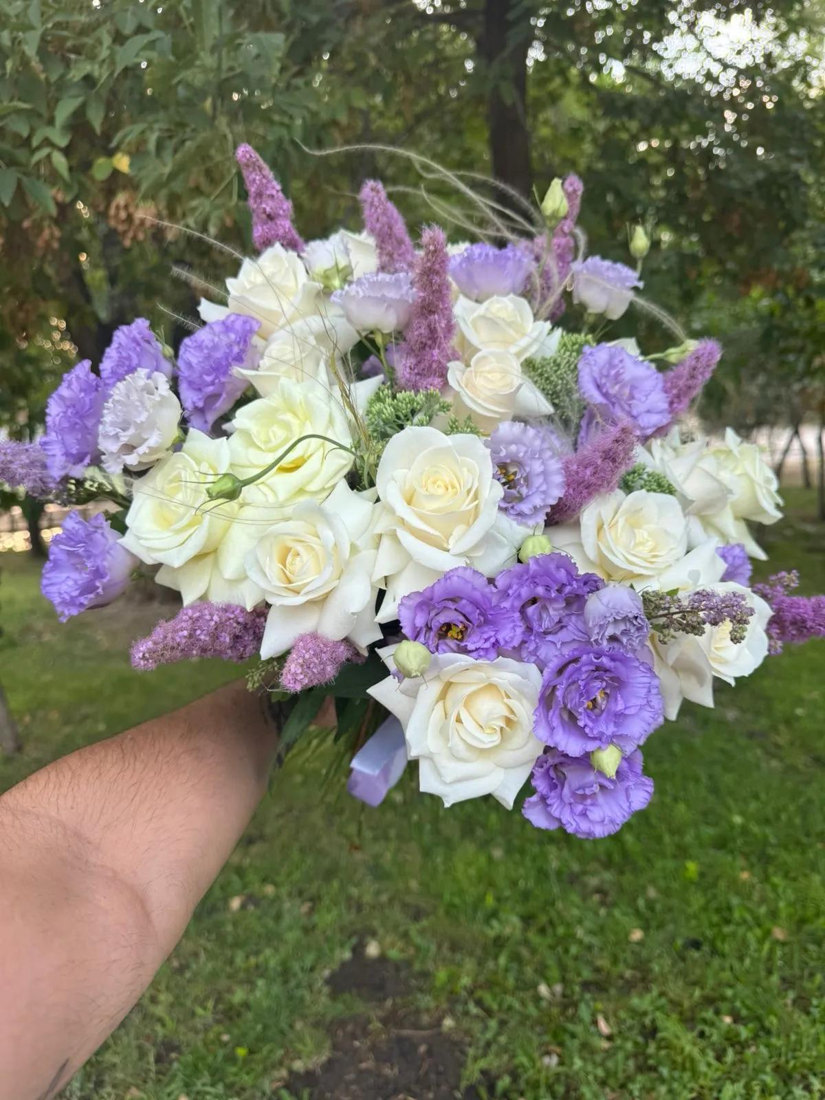 Roses and lisianthus | ծաղիկներ, ծաղկեպսակներ, բույսեր Երևան