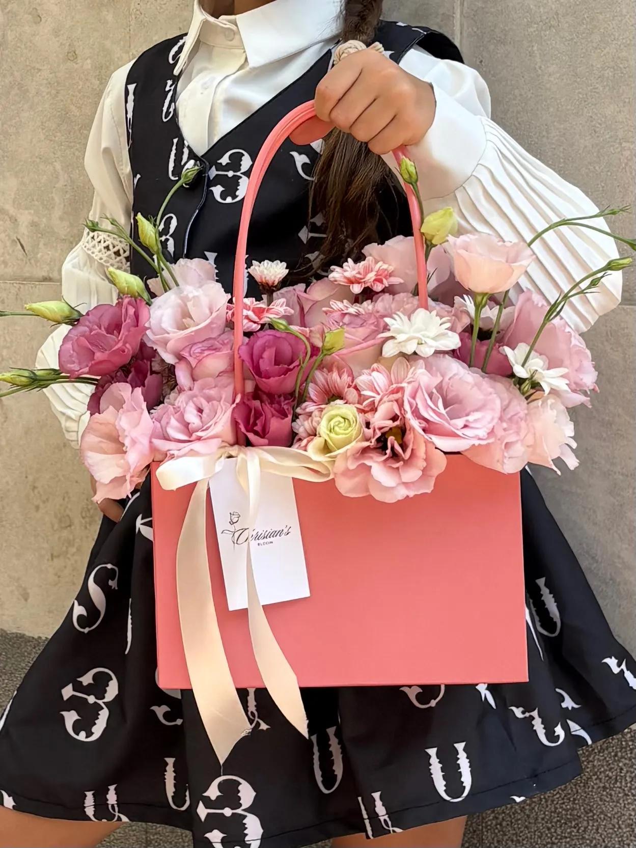 Delicate flowers in a box | ծաղիկներ, ծաղկեպսակներ, բույսեր Երևան