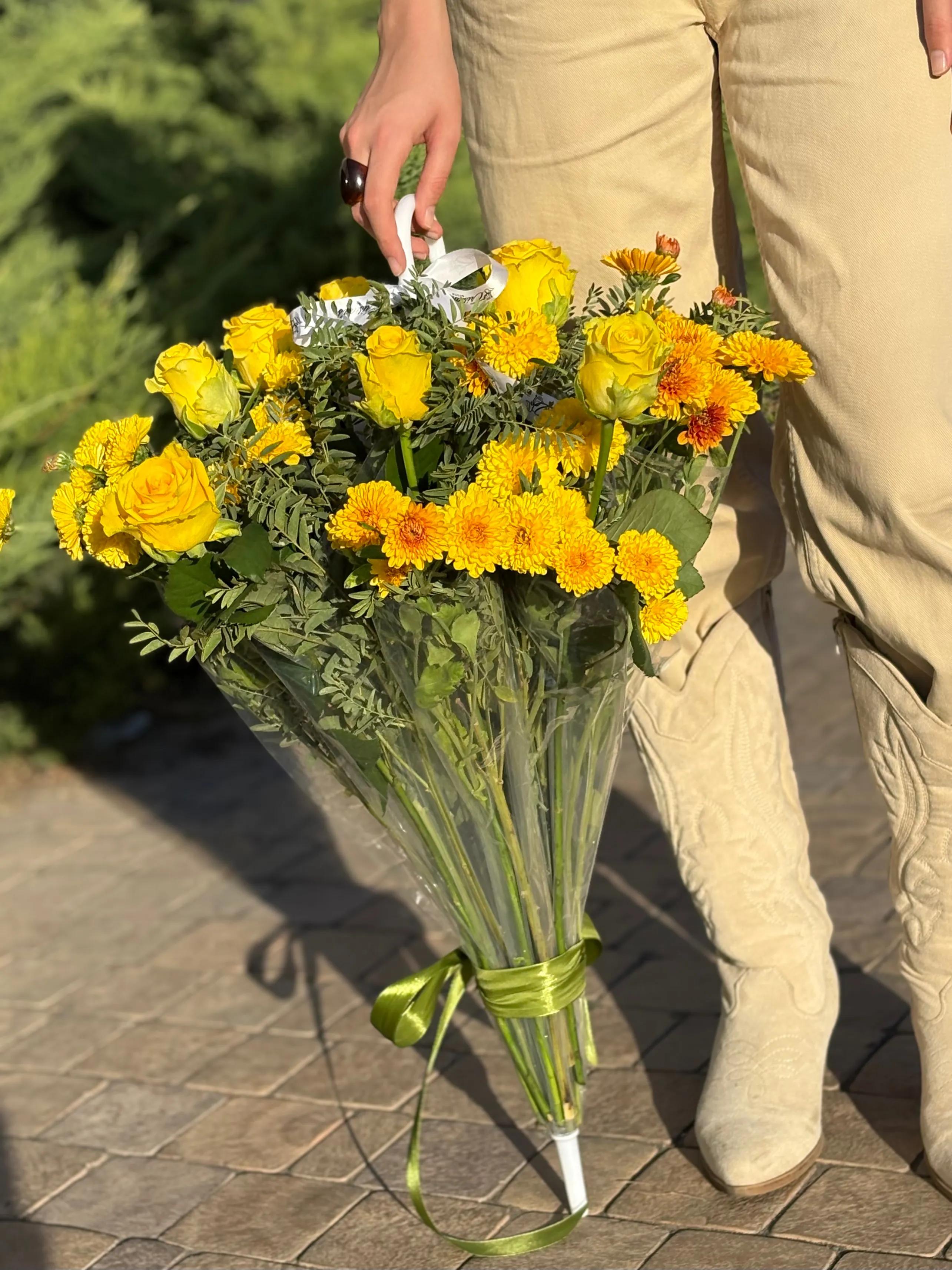 A bouquet of flowers in a raincoat | ծաղիկներ, ծաղկեպսակներ, բույսեր - առաքում Երևան