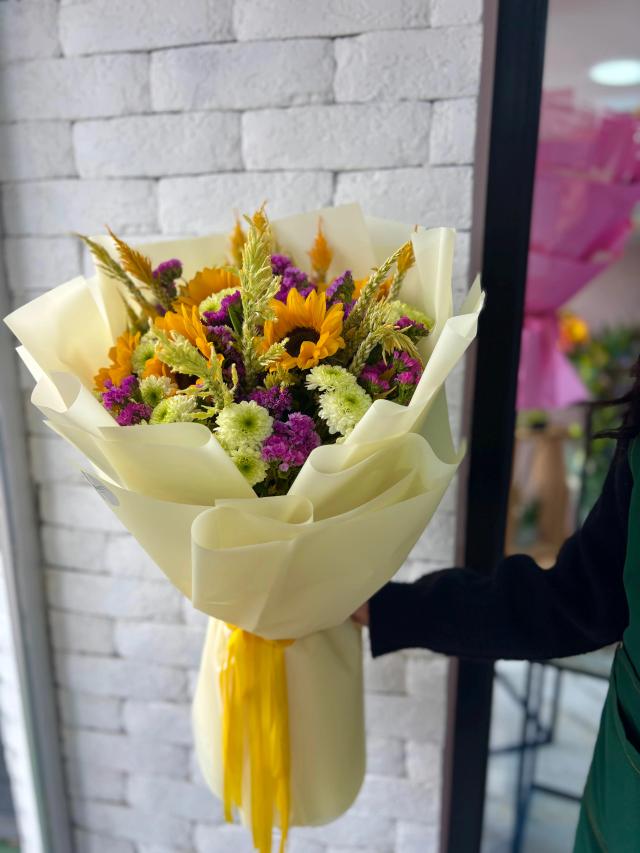 A bright bunch | ծաղիկներ, ծաղկեպսակներ, բույսեր - առաքում Երևան