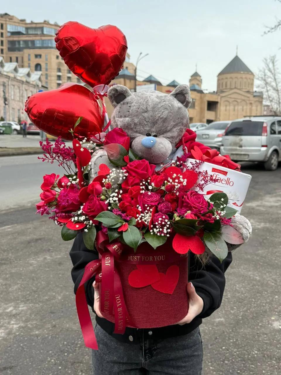 A luxurious floral box full of sweetness | ծաղիկներ, ծաղկեպսակներ, բույսեր Երևան