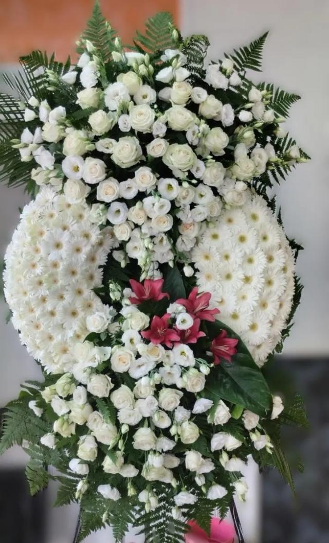 Ծաղկեպսակ՝ սպիտակ և կարմիր ծաղիկներով շքեղ կոմպոզիցիա | ծաղիկներ, ծաղկեպսակներ, բույսեր - առաքում Երևան Ծաղկեպսակ՝ սպիտակ և կարմիր ծաղիկներով շքեղ կոմպոզիցիա | ծաղիկներ, ծաղկեպսակներ, բույսեր - առաքում Երևան
