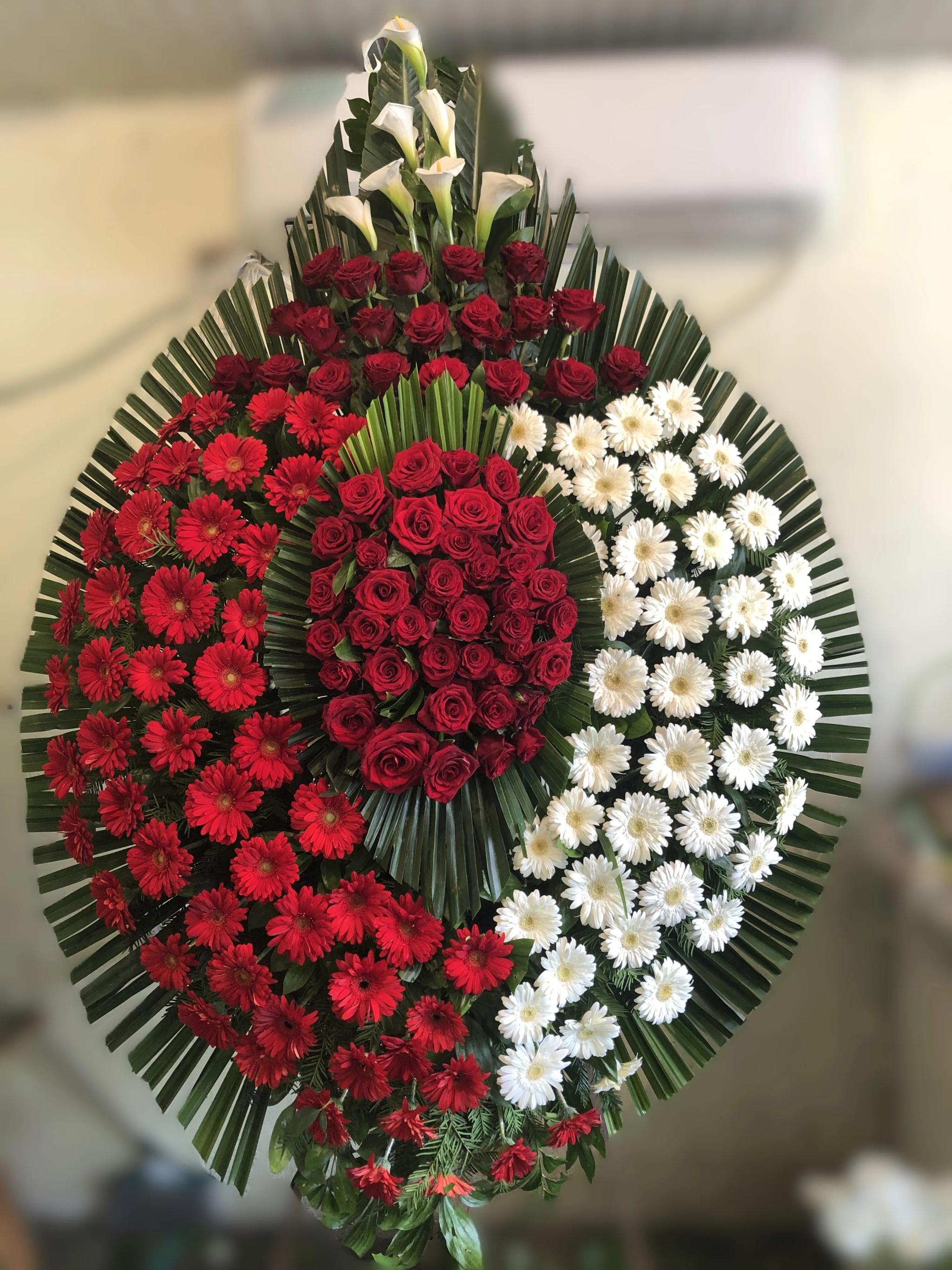 Венок с красными, бордовыми и белыми цветами | ծաղիկներ, ծաղկեպսակներ, բույսեր Երևան Венок с красными, бордовыми и белыми цветами | ծաղիկներ, ծաղկեպսակներ, բույսեր Երևան