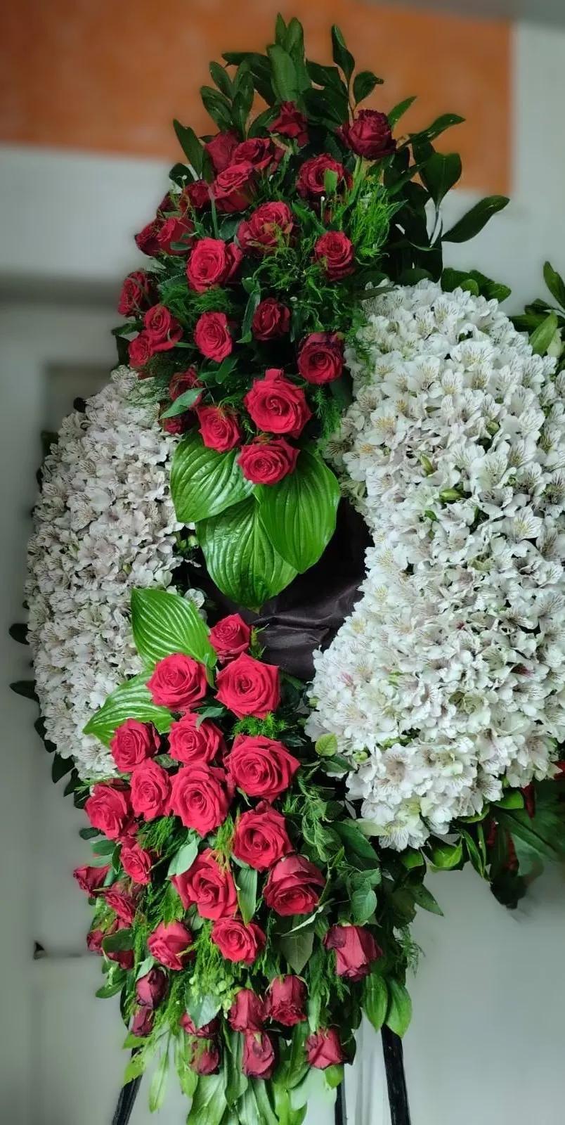 Wreath with red and white flowers | ծաղիկներ, ծաղկեպսակներ, բույսեր Երևան Wreath with red and white flowers | ծաղիկներ, ծաղկեպսակներ, բույսեր Երևան
