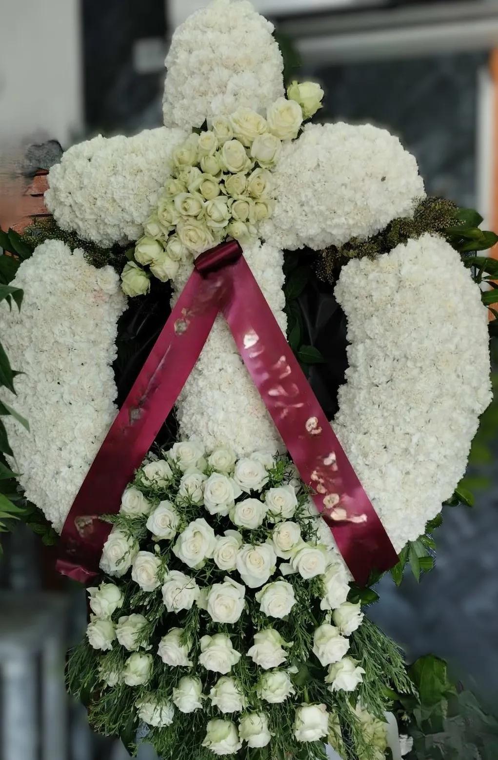 Wreath with white roses and carnations | ծաղիկներ, ծաղկեպսակներ, բույսեր Երևան Wreath with white roses and carnations | ծաղիկներ, ծաղկեպսակներ, բույսեր Երևան