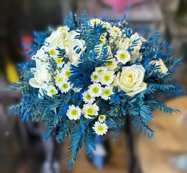 Chrysanthemum and roses in one bouquet | ծաղիկներ, ծաղկեպսակներ, բույսեր - առաքում Երևան Chrysanthemum and roses in one bouquet | ծաղիկներ, ծաղկեպսակներ, բույսեր - առաքում Երևան