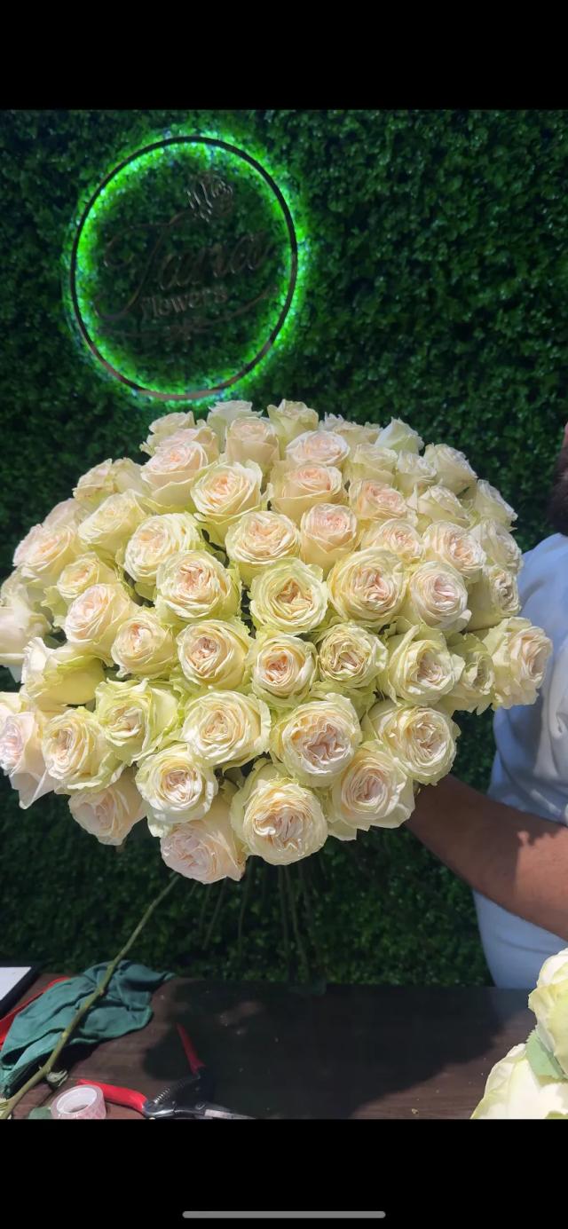 White roses | ծաղիկներ, ծաղկեպսակներ, բույսեր - առաքում Երևան White roses | ծաղիկներ, ծաղկեպսակներ, բույսեր - առաքում Երևան