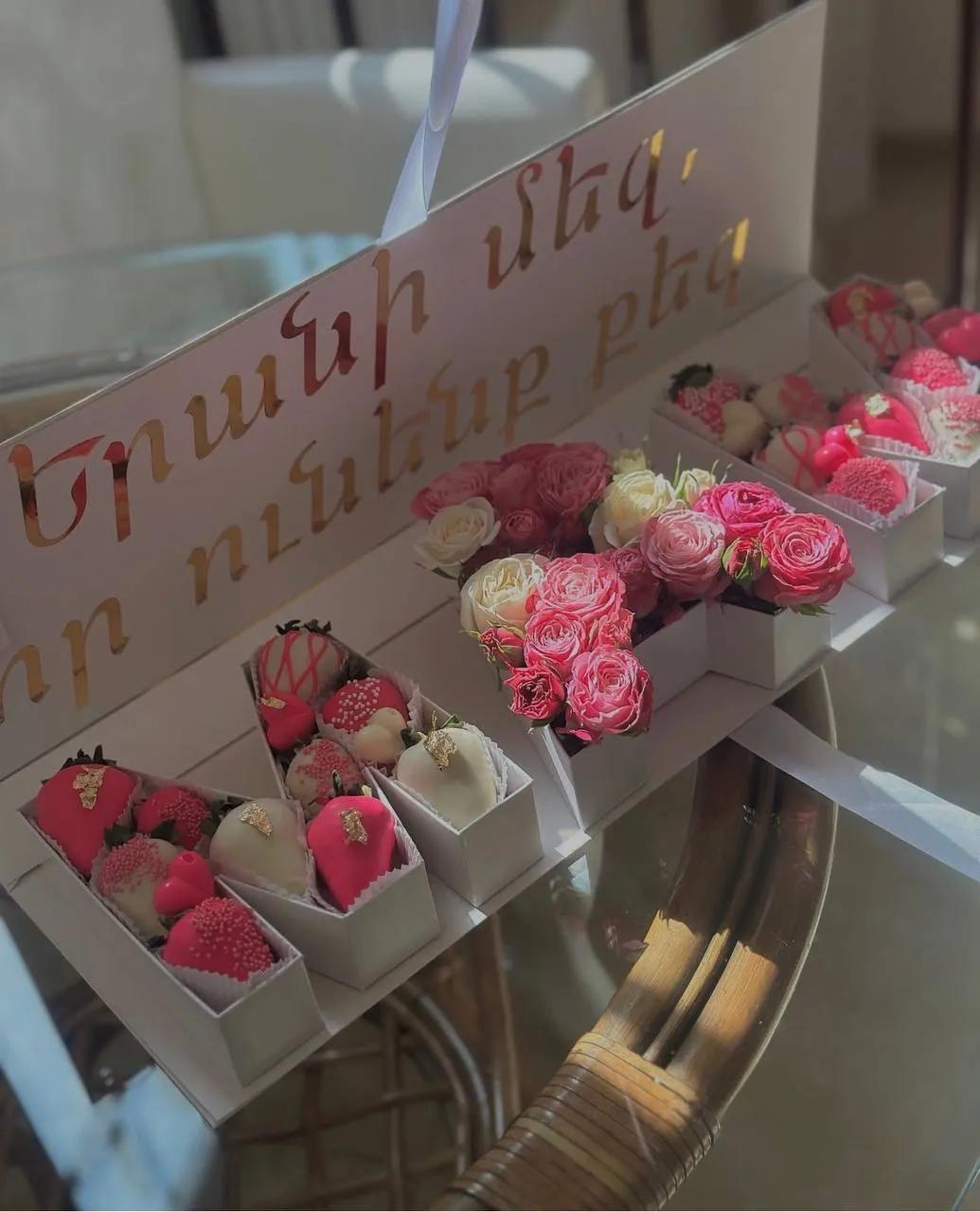 Roses and chocolate covered strawberries in a box | ծաղիկներ, ծաղկեպսակներ, բույսեր Երևան Roses and chocolate covered strawberries in a box | ծաղիկներ, ծաղկեպսակներ, բույսեր Երևան